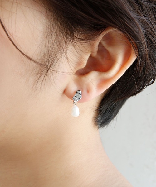 colleca la（コレカラ）の「miniループフィット・メタルプレートと淡水パールのイヤリング（イヤリング・レディース・シルバー/ゴールド・ﾌﾘ-）」の4枚目の写真