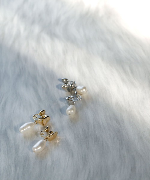 colleca la（コレカラ）の「miniループフィット・メタルプレートと淡水パールのイヤリング（イヤリング・レディース・シルバー/ゴールド・ﾌﾘ-）」の6枚目の写真