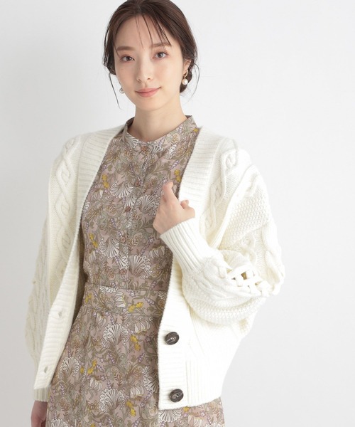 Andemiu（アンデミュウ）の「ソデレースアップカーディガン265240（カーディガン/ボレロ・レディース・ブルー/ホワイト/ベージュ・FREE）」の2枚目の写真