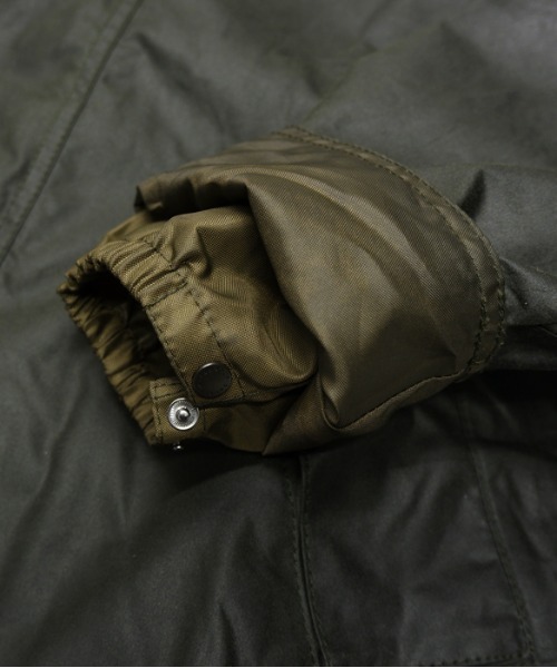 And A（アンドエー）の「Barbour バブアー / TRANSPORT WAX MWX1678 トランスポート オーバーサイズ オイルド ジャケット / 46531（ブルゾン・メンズ・ブラック/セージグリーン・38/40/36）」の13枚目の写真