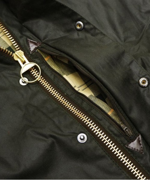 And A（アンドエー）の「Barbour バブアー / TRANSPORT WAX MWX1678 トランスポート オーバーサイズ オイルド ジャケット / 46531（ブルゾン・メンズ・ブラック/セージグリーン・38/40/36）」の6枚目の写真