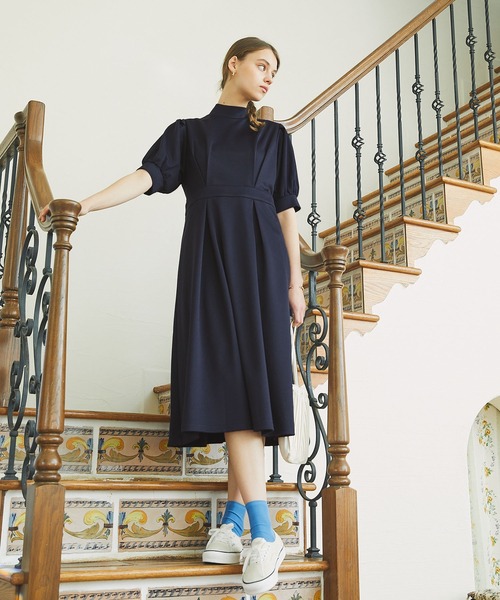 PURIL(ピュリル)の「【PURIL】ウェストタックデザインパフスリーブカットワンピース(ワンピース・レディース・ベージュ/ネイビー/ブルー・S/M)」の4枚目の写真