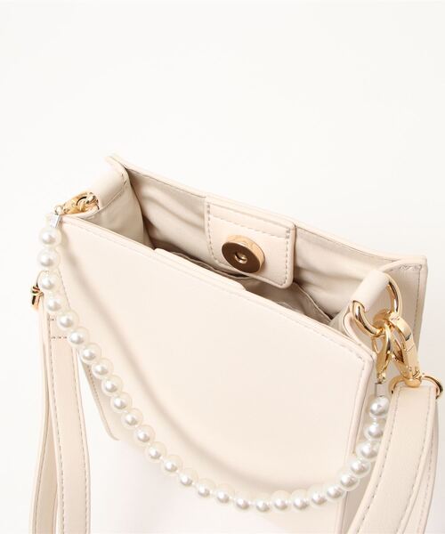 Te chichi TERRASSE（テチチテラス）の「樹脂パールハンドルミニショルダーバッグ（ショルダーバッグ・レディース・オフホワイト/ブラック/ブルー・ﾌﾘ-）」の8枚目の写真