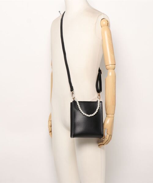 Te chichi TERRASSE（テチチテラス）の「樹脂パールハンドルミニショルダーバッグ（ショルダーバッグ・レディース・オフホワイト/ブラック/ブルー・ﾌﾘ-）」の9枚目の写真