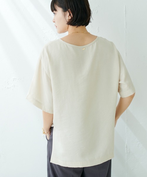 COLLAGE GALLARDAGALANTE(コラージュガリャルダガランテ)の「サテンTシャツブラウス(Tシャツ/カットソー・レディース・ブラック/アイボリー/ベージュ/ブルー/ローズ/オフホワイト/ブラウン/サックスブルー・FREE)」の10枚目の写真