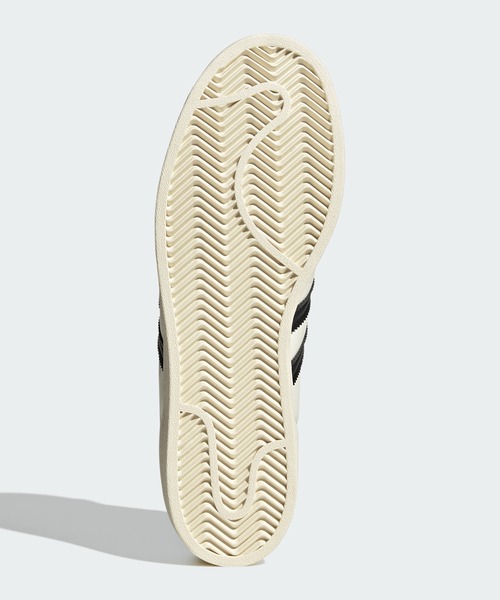 adidas(アディダス)の「スーパースター / Superstar / アディダスオリジナルス(メンズ/レディース)(スニーカー・メンズ・オフホワイト・28.5cm/22.0cm/27.0cm/23.0cm/25.5cm/26.5cm/23.5cm/22.5cm/28.0cm/24.0cm/26.0cm/24.5cm/27.5cm/29.0cm/25.0cm)」の6枚目の写真