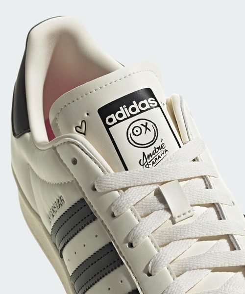 adidas(アディダス)の「スーパースター / Superstar / アディダスオリジナルス(メンズ/レディース)(スニーカー・メンズ・オフホワイト・28.5cm/22.0cm/27.0cm/23.0cm/25.5cm/26.5cm/23.5cm/22.5cm/28.0cm/24.0cm/26.0cm/24.5cm/27.5cm/29.0cm/25.0cm)」の7枚目の写真