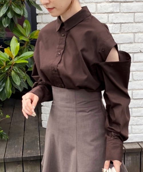 one after another NICE CLAUP(ワンアフターアナザーナイスクラップ)の「【多数メディアで紹介!】肩開きマルチwayシャツ(シャツ/ブラウス・レディース・ブラウン/オフホワイト/グリーン系その他/ブルー系その他/サックスブルー系・FREE)」の2枚目の写真