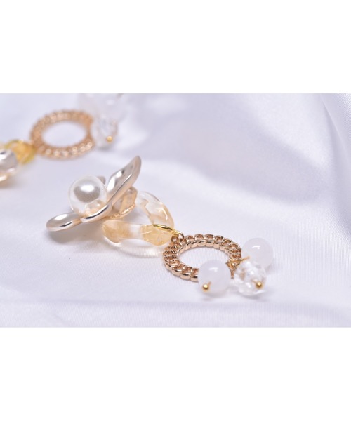 tone(トーン)の「【Astyle】フラワーパール×ビーズ樹脂ピアス(MA)(ピアス(両耳用)・レディース・ゴールド・FREE)」の3枚目の写真