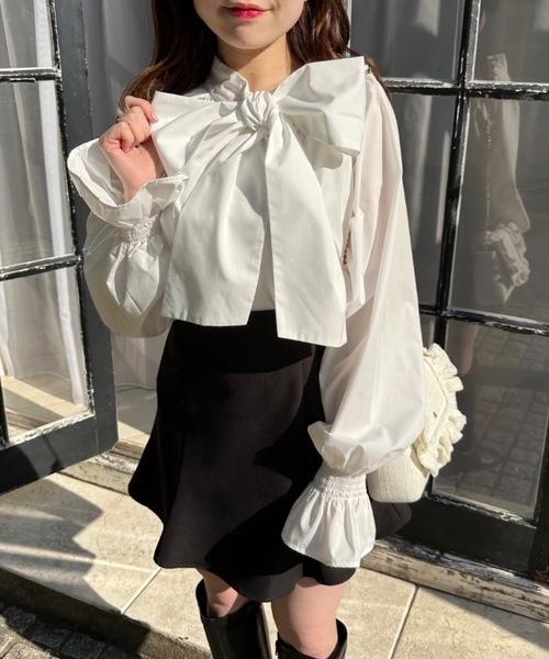 OLIVE des OLIVE(オリーブデオリーブ)の「ダブルフロントボウタイガーリーブラウス(シャツ/ブラウス・レディース・オフホワイト/ホワイト/サックスブルー/スミクロ・FREE)」の3枚目の写真