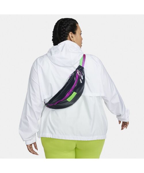 NIKE（ナイキ）の「ナイキ ヘリテージ ファニー パック (3L) / Nike Heritage Fanny Pack (3L)（ボディバッグ/ウエストポーチ・メンズ・ネイビー/ゴールド系その他・ONE SIZE）」の6枚目の写真
