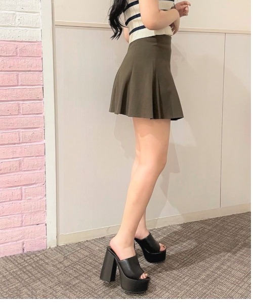 R&E(アールアンドイー)の「【23SS新作】【R&E】厚底パデッドワイドカバーミュール(サンダル・レディース・ブラック/アイボリー・S/M/L)」の3枚目の写真