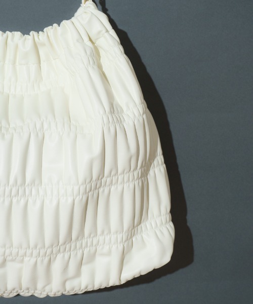 flower（フラワー）の「ドローストリングチェーンバッグ（ショルダーバッグ・レディース・ホワイト/ブラック・FREE）」の9枚目の写真