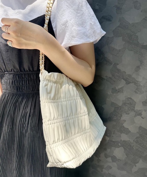 flower（フラワー）の「ドローストリングチェーンバッグ（ショルダーバッグ・レディース・ホワイト/ブラック・FREE）」の21枚目の写真