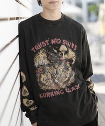 LURKING CLASS | 【ムラサキスポーツ別注】LURKING CLASS/ラーキングクラス ロンT ワイドシルエット バンドTEE風 グラフィックTシャツ ST23FTM04(Tシャツ/カットソー)