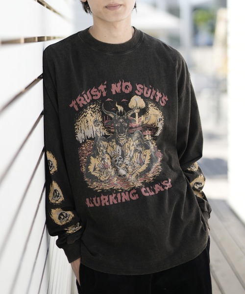 LURKING CLASS（ラーキングクラス）の「【ムラサキスポーツ別注】LURKING CLASS/ラーキングクラス ロンT ワイドシルエット バンドTEE風 グラフィックTシャツ ST23FTM04（Tシャツ/カットソー・メンズ・ブラック・XL/M/L）」の2枚目の写真