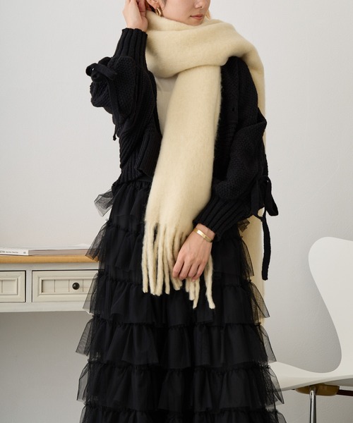 tolene(トレネ)の「ボリュームフリンジマフラー(マフラー・レディース・グリーン/オフホワイト/キャメル/グレー/ピンク・ONE SIZE)」の2枚目の写真