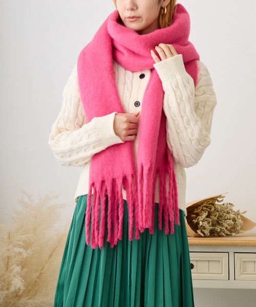 tolene(トレネ)の「ボリュームフリンジマフラー(マフラー・レディース・グリーン/オフホワイト/キャメル/グレー/ピンク・ONE SIZE)」の5枚目の写真