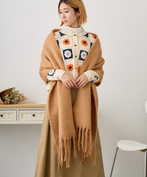 tolene(トレネ)の「ボリュームフリンジマフラー(マフラー・レディース・グリーン/オフホワイト/キャメル/グレー/ピンク・ONE SIZE)」の11枚目の写真