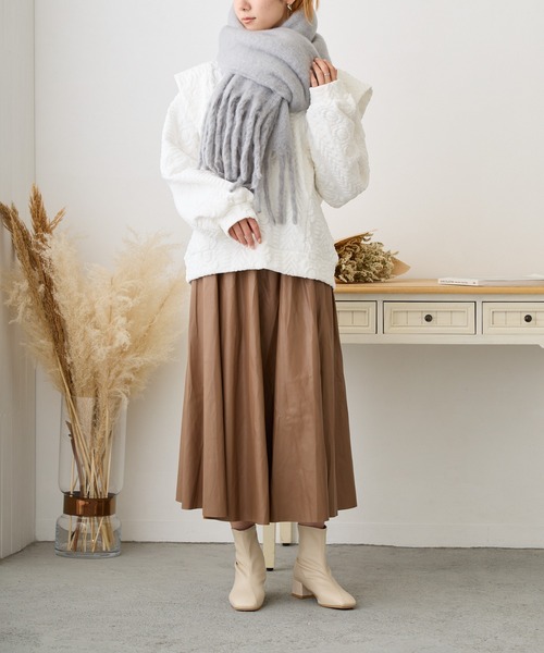 tolene(トレネ)の「ボリュームフリンジマフラー(マフラー・レディース・グリーン/オフホワイト/キャメル/グレー/ピンク・ONE SIZE)」の8枚目の写真