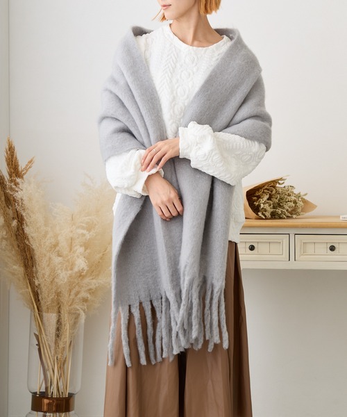 tolene(トレネ)の「ボリュームフリンジマフラー(マフラー・レディース・グリーン/オフホワイト/キャメル/グレー/ピンク・ONE SIZE)」の9枚目の写真