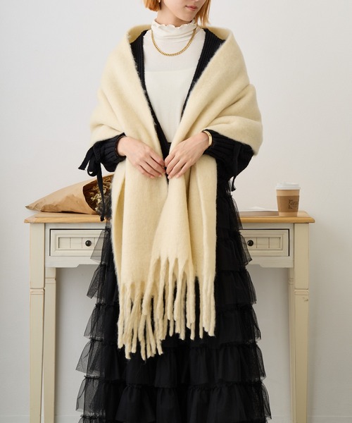 tolene(トレネ)の「ボリュームフリンジマフラー(マフラー・レディース・グリーン/オフホワイト/キャメル/グレー/ピンク・ONE SIZE)」の7枚目の写真