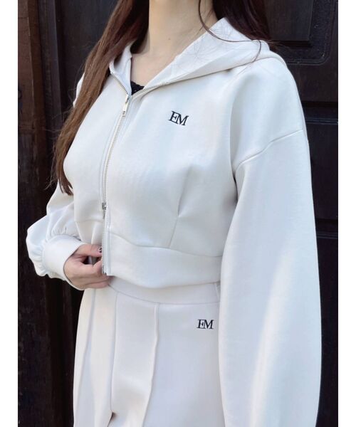 EATME（イートミー）の「ロゴ刺しゅう入りショートパーカー（パーカー・レディース・アイボリー/ブルー/ブラック・FREE）」の7枚目の写真