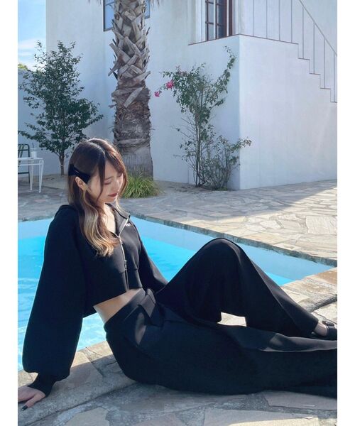 EATME（イートミー）の「ロゴ刺しゅう入りショートパーカー（パーカー