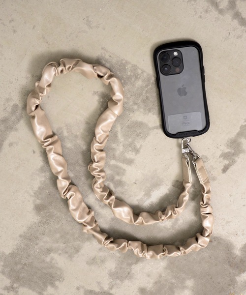 ALTROSE(アルトローズ)の「【全機種対応】スマホケースに挟むだけ! レザー風 ギャザー くしゅくしゅショルダー モバイル ストラップホルダー スマホショルダー ストラップ 落下防止(スマホグッズ・レディース・シルバー/アイボリー/ブラック/ゴールド・FREE)」の4枚目の写真