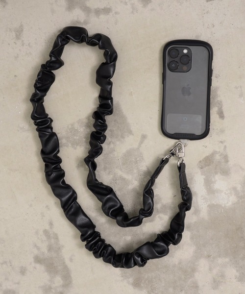 ALTROSE(アルトローズ)の「【全機種対応】スマホケースに挟むだけ! レザー風 ギャザー くしゅくしゅショルダー モバイル ストラップホルダー スマホショルダー ストラップ 落下防止(スマホグッズ・レディース・シルバー/アイボリー/ブラック/ゴールド・FREE)」の3枚目の写真