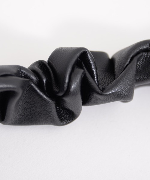 ALTROSE(アルトローズ)の「【全機種対応】スマホケースに挟むだけ! レザー風 ギャザー くしゅくしゅショルダー モバイル ストラップホルダー スマホショルダー ストラップ 落下防止(スマホグッズ・レディース・シルバー/アイボリー/ブラック/ゴールド・FREE)」の7枚目の写真