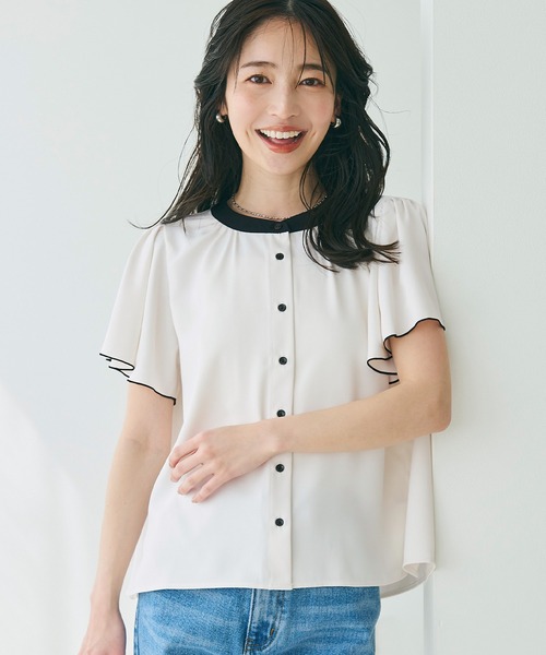 coca(coca)(コカ)の「配色ラッフルスリーブブラウス/UVカット/防シワ/イージーケア(シャツ/ブラウス・レディース・ブラック/ホワイト・M/L)」の1枚目の写真