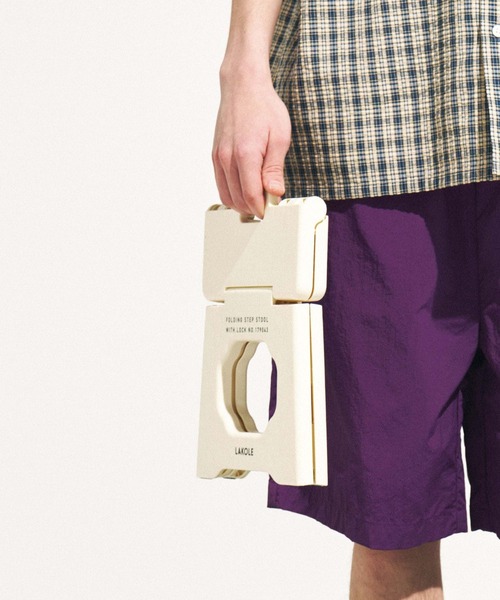 LAKOLE（ラコレ）の「ミニミニライトスツール / 111348（アウトドアグッズ・レディース・ブラック/アイボリー・FREE）」の2枚目の写真