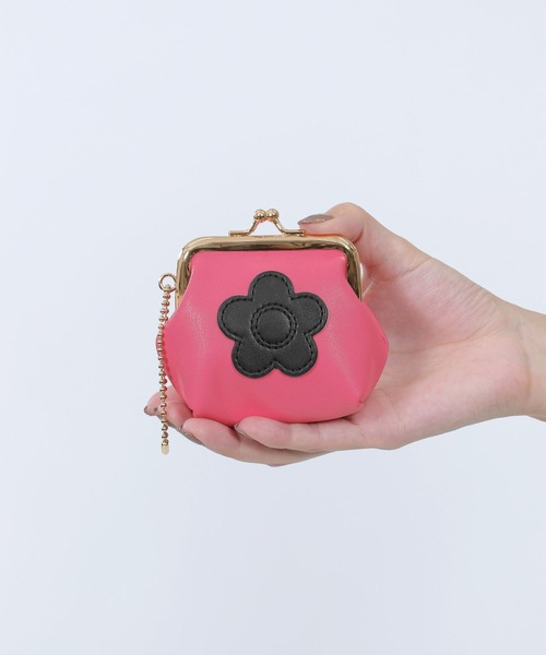 MARY QUANT（マリークワント）の「シンプルデイジーマーク２ ガマ口ポーチミニ（ポーチ・レディース・ブラック/フューシャピンク/ライトブルー/ピンク系その他/アイボリー/ブラック×ホワイト・FREE）」の6枚目の写真