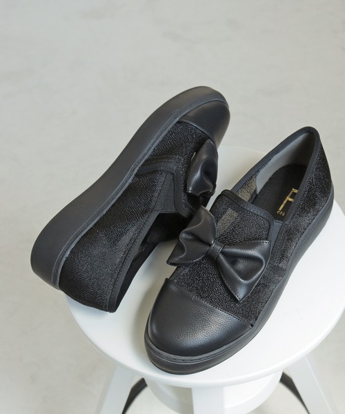 Feee(SHOES)(フィー)の「【軽量】グリッター素材のリボン付き スリッポンスニーカー/Feee(スリッポン・レディース・シルバー/ブラック・24.5cm/24.0cm/23.5cm/23.0cm/22.5cm)」の2枚目の写真