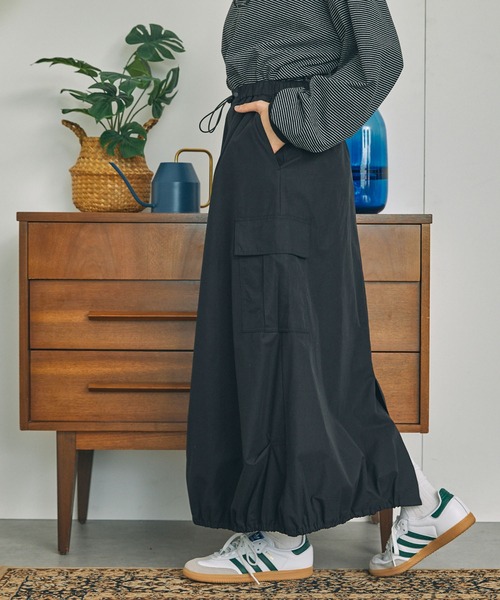 MONO-MART LADY'S（モノマートレディース）の「【セットアップ対応】バックスリット バルーン カーゴロングスカート（スカート・レディース・ブラック/ネイビー系/ネイビー・FREE）」の2枚目の写真