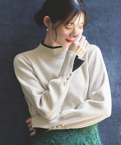 RUIRUE BOUTIQUE(ルイルエブティック)の「洗える | アンチピリング バイカラー ニット | 長袖 ニットトップス 体型カバー フリル袖 プチハイネック オフィスカジュアル 通勤服 お手入れ簡単 プルオーバー セーター(ニット/セーター・レディース・アイボリー/ブラック/ブルー/ピンク/イエロー・L/M)」の2枚目の写真