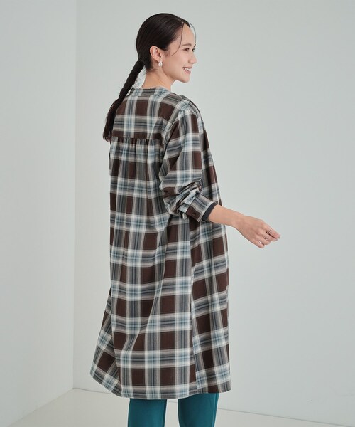SHOO・LA・RUE（シューラルー）の「◆【洗える】着回しいろいろ 大人のためのチェックシャツワンピース（ワンピース・レディース・ブルー系1/モスグリーン系1/レッド系3・02/03/04）」の13枚目の写真