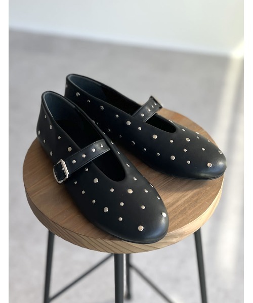 Re:EDIT（リエディ）の「[大きいサイズ]ラウンドトゥスタッズフラットシューズ（その他シューズ・レディース・ホワイト/ブラック・MEDIUM/LARGE/X-LARGE/SMALL）」の2枚目の写真