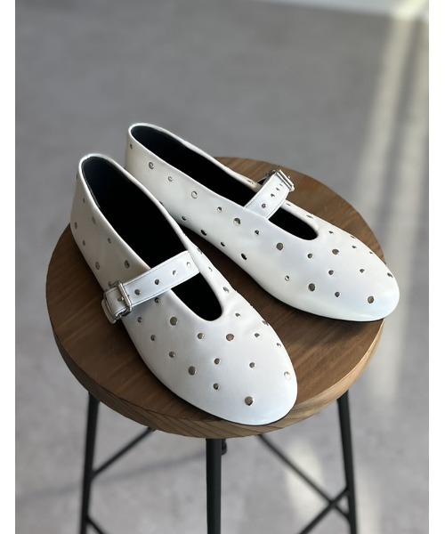 Re:EDIT（リエディ）の「[大きいサイズ]ラウンドトゥスタッズフラットシューズ（その他シューズ・レディース・ホワイト/ブラック・MEDIUM/LARGE/X-LARGE/SMALL）」の14枚目の写真