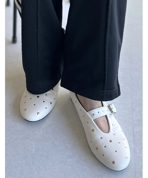 Re:EDIT（リエディ）の「[大きいサイズ]ラウンドトゥスタッズフラットシューズ（その他シューズ・レディース・ホワイト/ブラック・MEDIUM/LARGE/X-LARGE/SMALL）」の16枚目の写真