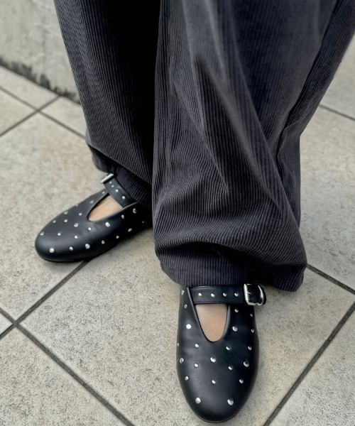 Re:EDIT（リエディ）の「[大きいサイズ]ラウンドトゥスタッズフラットシューズ（その他シューズ・レディース・ホワイト/ブラック・MEDIUM/LARGE/X-LARGE/SMALL）」の3枚目の写真
