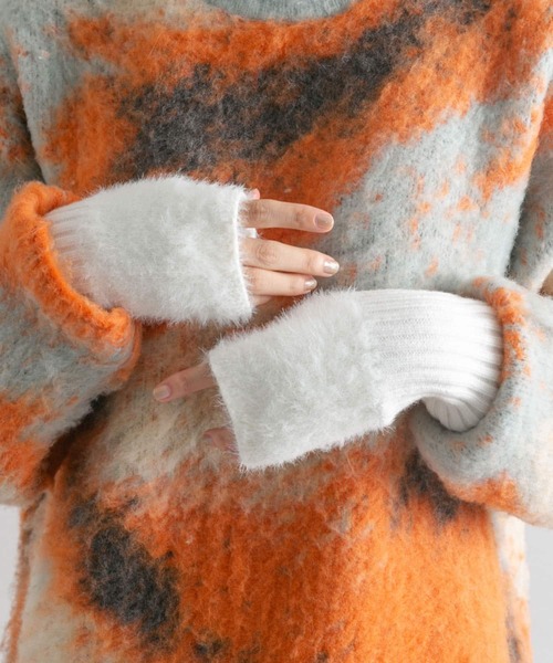 KBF（ケイビーエフ）の「ファーアームウォーマー（手袋・レディース・レッド/ホワイト/ブラック・ONE）」の4枚目の写真