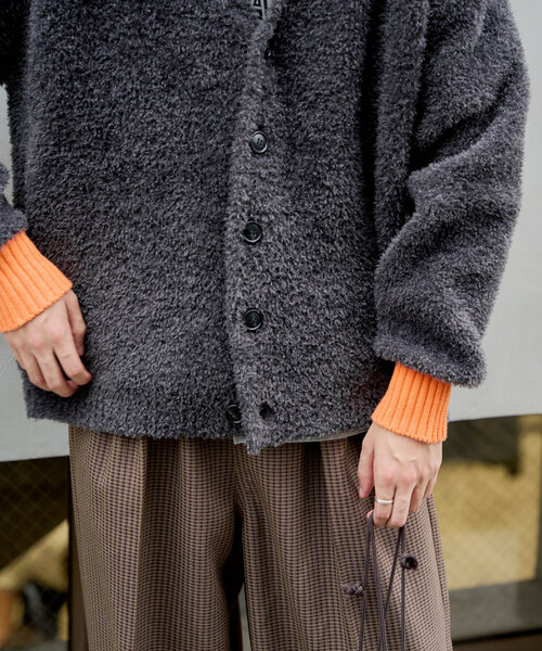 WHIMSIC(ウィムジック)の「【UNISEX】フェザーヤーンニットカーディガン(カーディガン/ボレロ・レディース・グレー/チャコールグレー/ブラウン・FREE)」の4枚目の写真