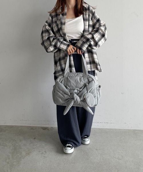 210nouve(トゥージュヌーブ)の「ビッグリボンナイロンボストンバッグ(ボストンバッグ・レディース・ベージュ/ブラック/カーキ/グレー・FREE)」の17枚目の写真
