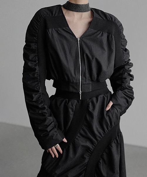 chuclla（チュクラ）の「【CHENTAITAI】ギャザースリーブ ジップブルゾン CTW24a020（ブルゾン・レディース・ブラック/ベージュ・FREE）」の5枚目の写真