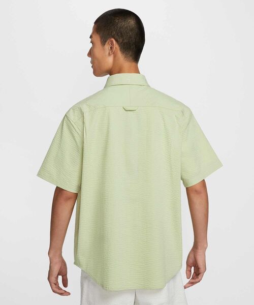 NIKE（ナイキ）の「ナイキ ライフ メンズ ショートスリーブ シアサッカー ボタンダウン シャツ / Nike Life Men's Short-Sleeve Seersucker Button-Down Shirt  FN3223-371 Olive Aura（シャツ/ブラウス・メンズ・オリーブ系・M/L/2XL/XL/XS/S）」の7枚目の写真