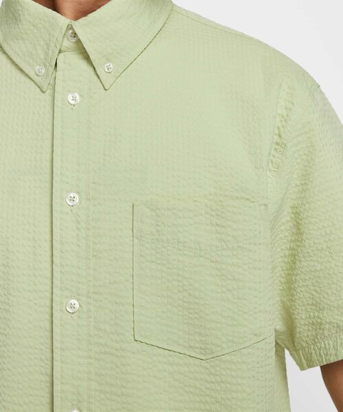 NIKE（ナイキ）の「ナイキ ライフ メンズ ショートスリーブ シアサッカー ボタンダウン シャツ / Nike Life Men's Short-Sleeve Seersucker Button-Down Shirt  FN3223-371 Olive Aura（シャツ/ブラウス・メンズ・オリーブ系・M/L/2XL/XL/XS/S）」の3枚目の写真
