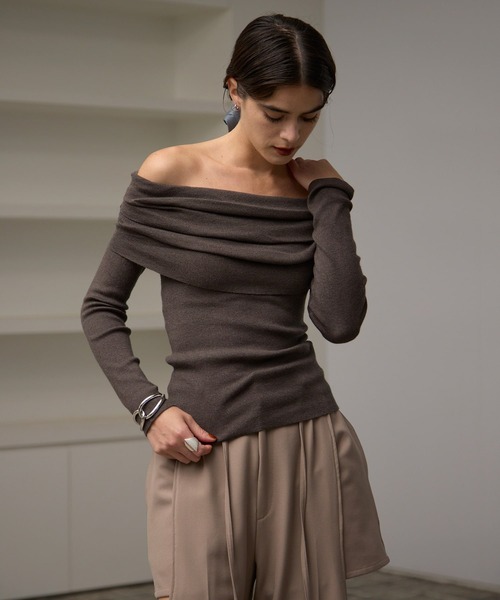 MIELI INVARIANT(ミエリインヴァリアント)の「Smooth Soft Off Shoulder Tops(ニット/セーター・レディース・ブラック/グレー/グレー系その他/ブラウン・FREE)」の3枚目の写真