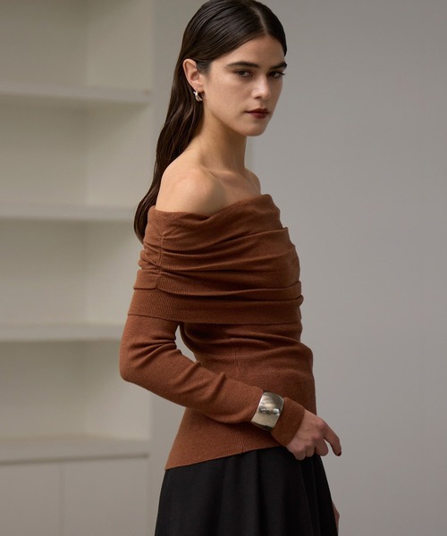 MIELI INVARIANT(ミエリインヴァリアント)の「Smooth Soft Off Shoulder Tops(ニット/セーター・レディース・ブラック/グレー/グレー系その他/ブラウン・FREE)」の4枚目の写真